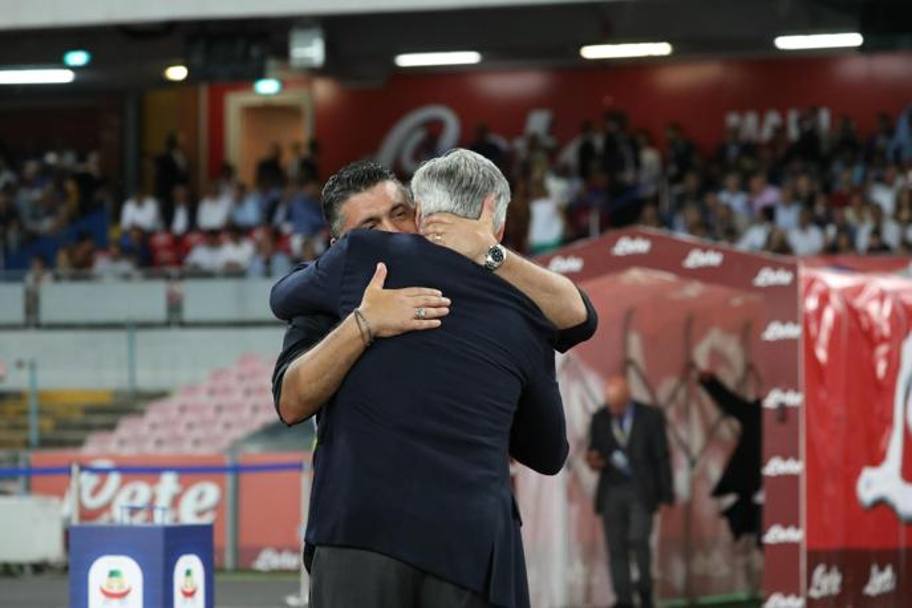 L&#39;abbraccio tra Gattuso e Ancelotti. Ansa